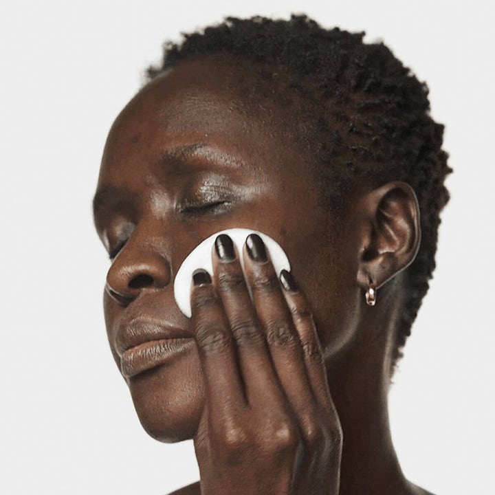 Clinique Clarifying Lotion 2 487 ml eksfolierende toner påføres med bomullspad på ansiktet