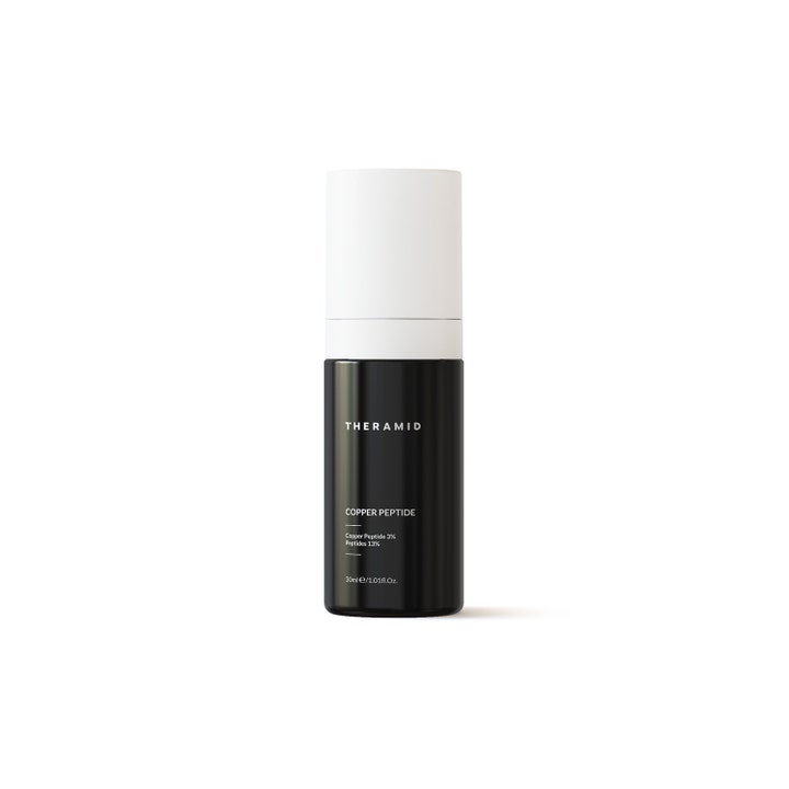 Theramid Copper Peptide 30 ml hudfornyende serum som gir fasthet i en minimalistisk svart flaske med hvitt lokk.