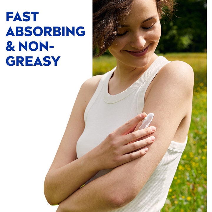 NIVEA NIVEA Soft 75 ml fuktighetskrem som er fast absorbing og non-greasy påføres av en kvinne i en solfylt eng.