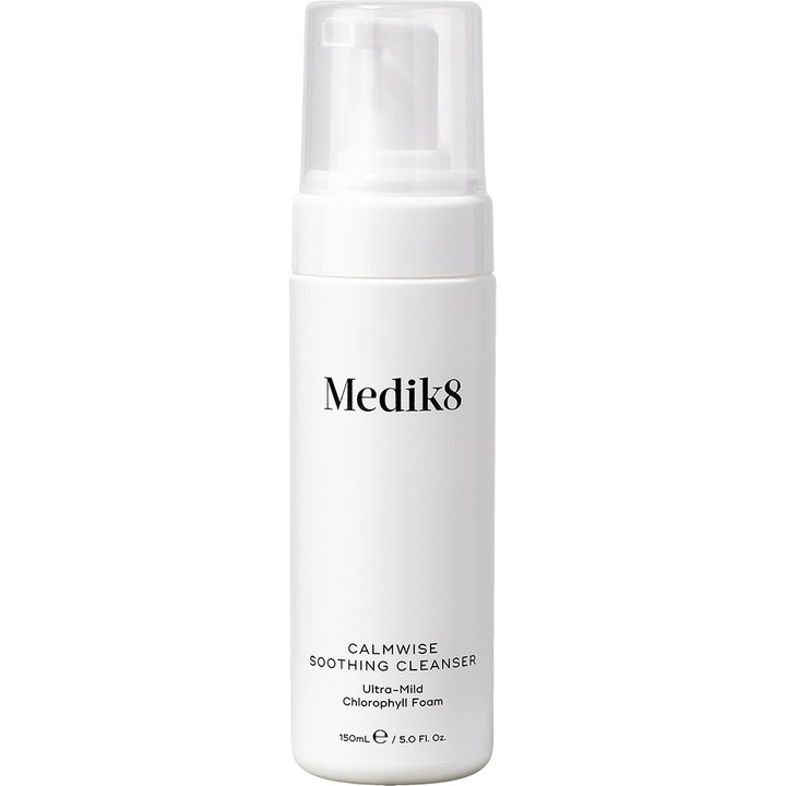 Medik8 Calmwise Soothing Cleanser 150ml beroligende ansiktsrens i hvit pumpeflaske med gjennomsiktig kork