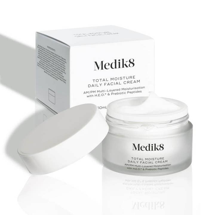 Medik8 Total Moisture Daily Facial Cream 50 ml fuktighetskrem i glasskrukke med hvit kremkonsistens