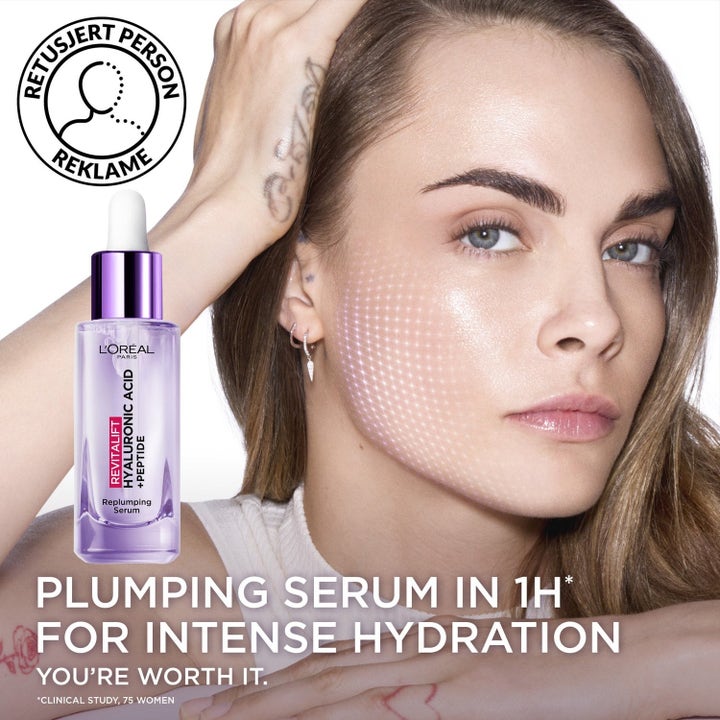 L'Oréal Paris Revitalift Hyaluronic Acid + Peptide Serum i lilla glassflaske gir fuktighet og glød vist på kvinne.