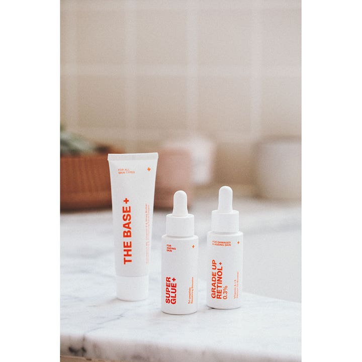 Swiss Clinic Grade Up Retinol + 0.3% 30 ml fornyende ansiktsserum i hvit pipetteflaske på marmor