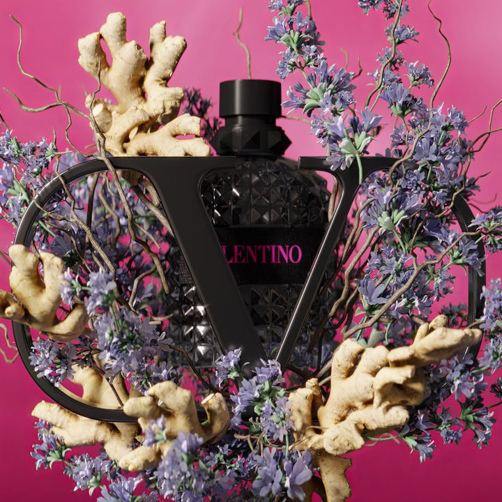 Valentino Born in Roma Uomo Extradose Parfum 100 ml herreduft omringet av ingefær og lilla blomster