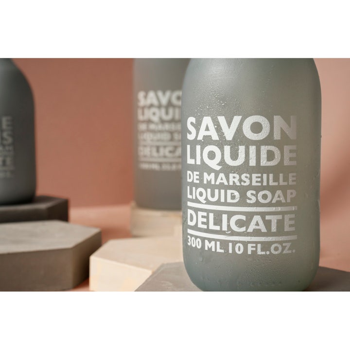 Compagnie de Provence Liquid Marseille Soap Delicate 300 ml rensende håndsåpe i matt glassflaske med vanndråper