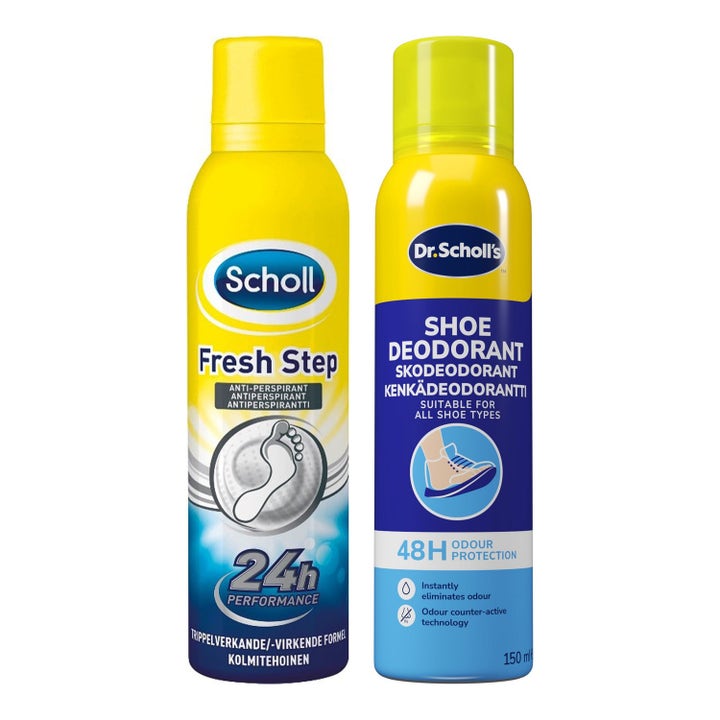 Scholl Fresh Step og Shoe Deodorant 150 ml motvirker lukt i to gule sprayflasker med blå og hvite detaljer.