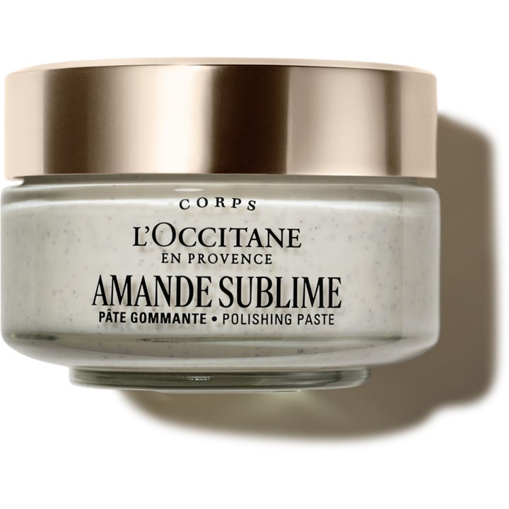 L'Occitane Amande Sublime Polishing Paste eksfolierende kroppsskrubb i glasskrukke med gullfarget lokk og synlige korn