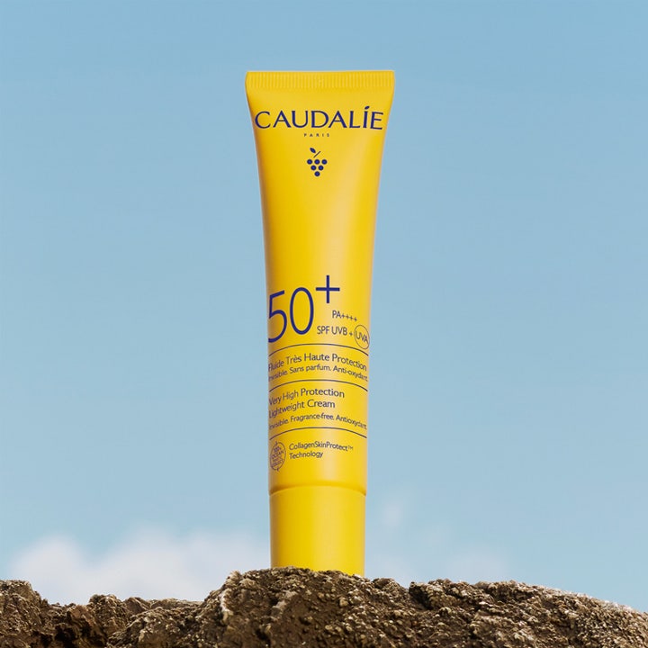 Caudalie Vinosun Lightweight Fluid SPF50 40 ml solkrem i gul tube som gir høy beskyttelse mot solen.