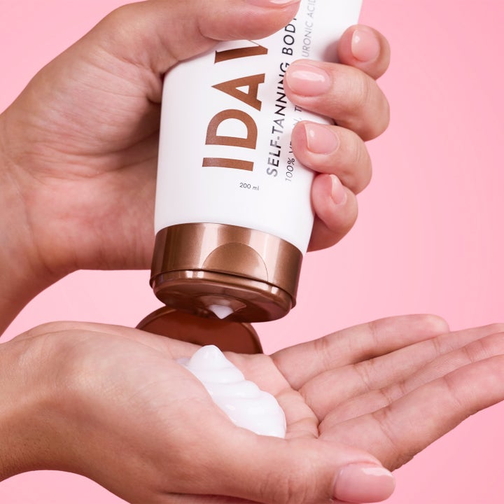 IDA WARG Beauty Self Tanning Body Lotion 200 ml selvbruning gir fukt hvit krem presses ut fra tube med bronsefarget lokk