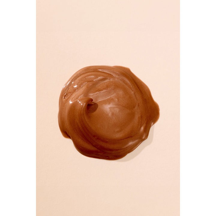 Hickap Bronze Glow Priming Moisturizer fuktighetskrem med en skimrende bronsefarget tekstur som gir huden glød.