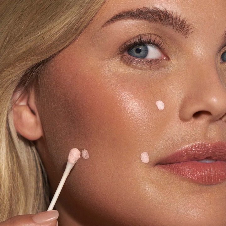 Mario Badescu Drying Lotion 29 ml serum mot urenheter påføres som rosa prikker på huden med en bomullspinne