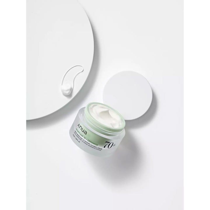 Anua Heartleaf 70 Intense Calming Cream 50 ml beroligende ansiktskrem med ceramider i åpen krukke med hvit tekstur