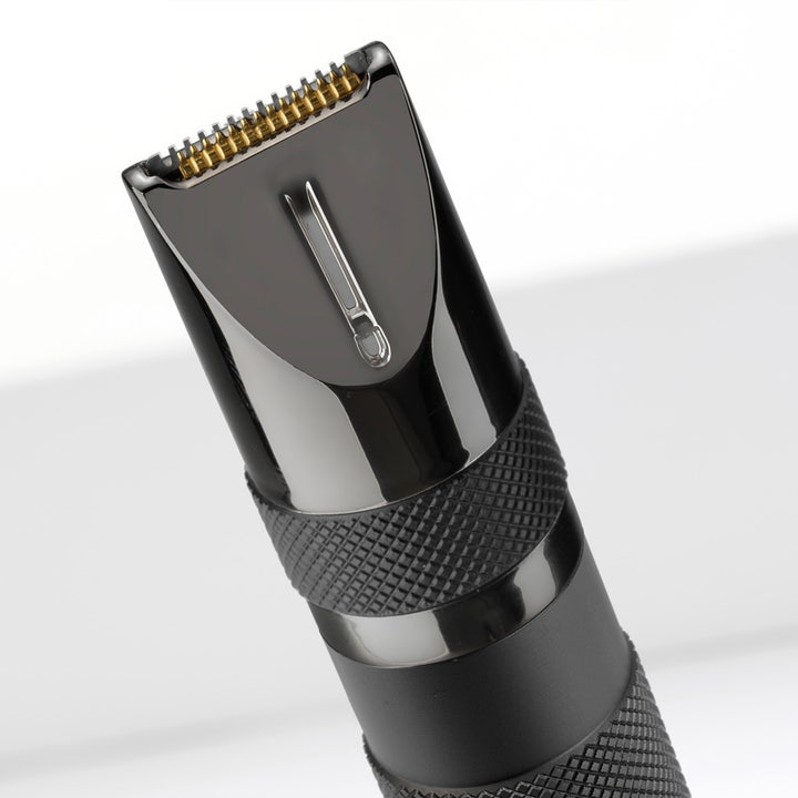 BaByliss Super X-Metal Precision Trimmer 1 stk skjeggtrimmer med detaljer i svart krom, riflet grep og gullfargede blader.