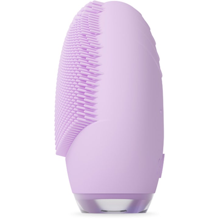 FOREO LUNA 4 go Lavender 1 stk for ansiktsrens i lilla silikon med myke nupper og massasjeriller sett fra siden.