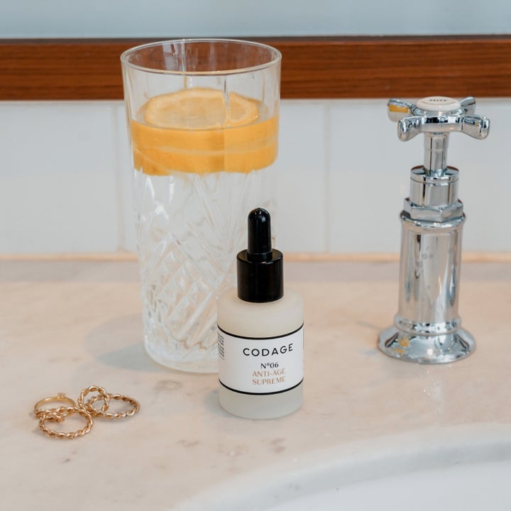 Codage Paris The Serum N°06 Anti-Aging Supreme 30 ml serum som motvirker aldringstegn i frostet glass på marmor