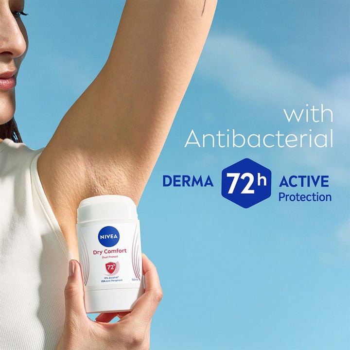 NIVEA Dry Comfort 50 ml deostick gir 72 timers beskyttelse vist i en armhule mot en blå sommerhimmel