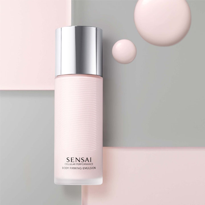 Sensai Cellular Performance Body Firming Emulsion 200 ml gir fasthet i rosa rillet flakong med sølvlokk og kremdråper.