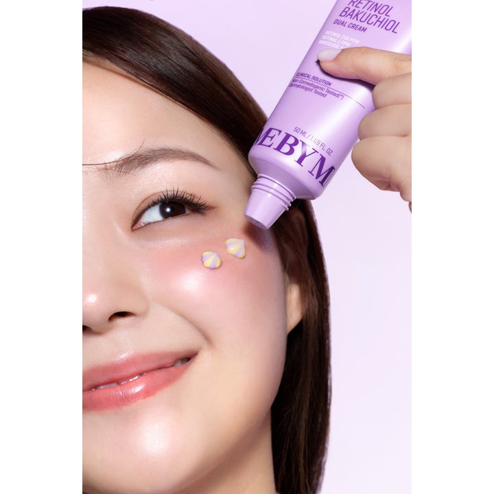 Some By Mi Retinol Bakuchiol Dual Cream 50 ml nattkrem i lilla tube påføres huden med en tofarget tekstur.