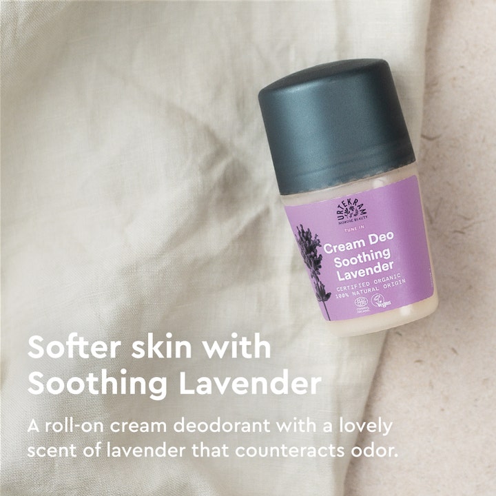 Urtekram Soothing Lavender Deo 50 ml roll-on deodorant som gir mykere hud vist mot en lys tekstilbakgrunn.