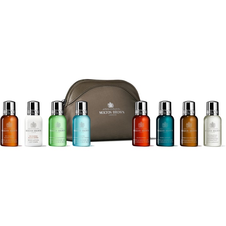 Molton Brown Carry-On Travel Bag luksuriøst gavesett med åtte fargerike reiseflasker og en brun toalettmappe