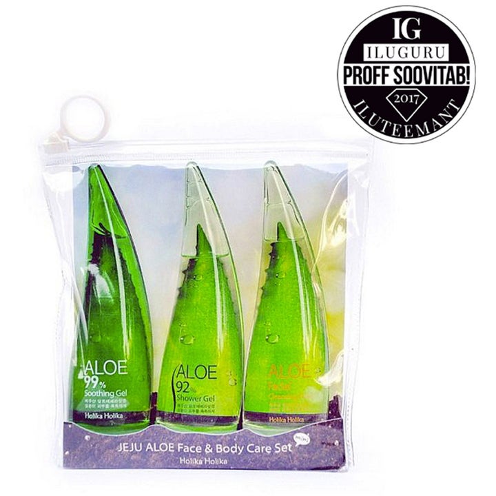 Holika Holika Jeju Aloe Face & Body Care Set beroligende hudpleiesett med tre grønne bladformede flasker i reisemappe.