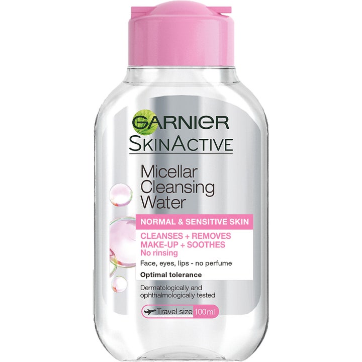 Garnier SkinActive Micellar Cleansing Water 100ml gir ren og beroliget hud i en gjennomsiktig flaske med rosa kork