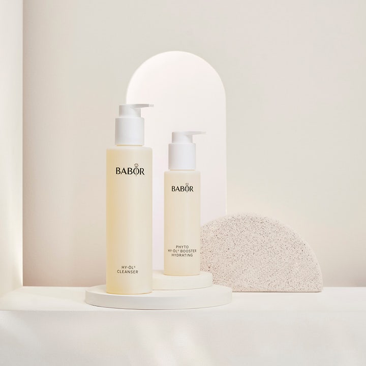 Babor Set HY-ÖL & Phyto Hydrating Booster 300 ml fuktighetsgivende hudpleiesett i lyse pumpeflasker på hvit sokkel