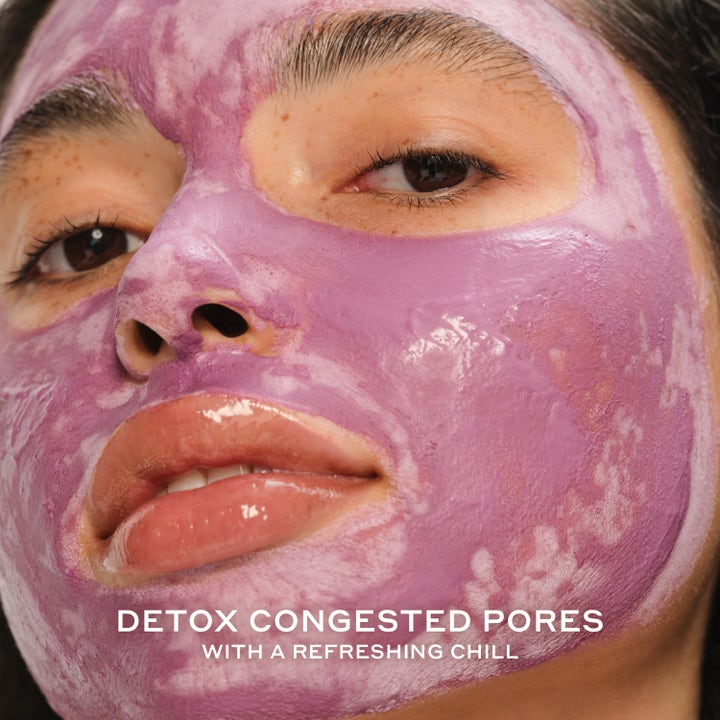 Ole Henriksen Balance Violet Ice Cold Plunge Pore Mask påført ansiktet for å detoxe porer med en kjølende effekt