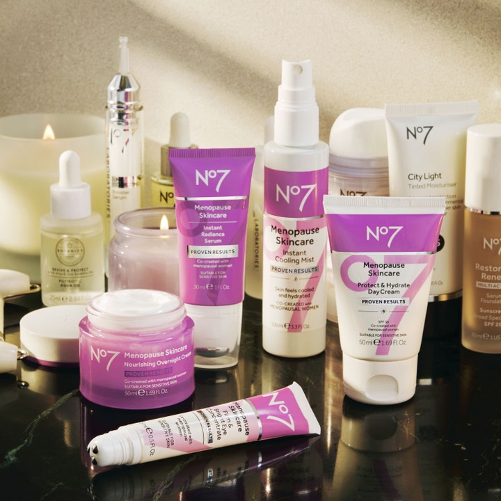 No7 Menopause Skincare Nourishing Overnight Cream 50 ml nærende nattkrem i åpen lilla krukke med hvit tekstur