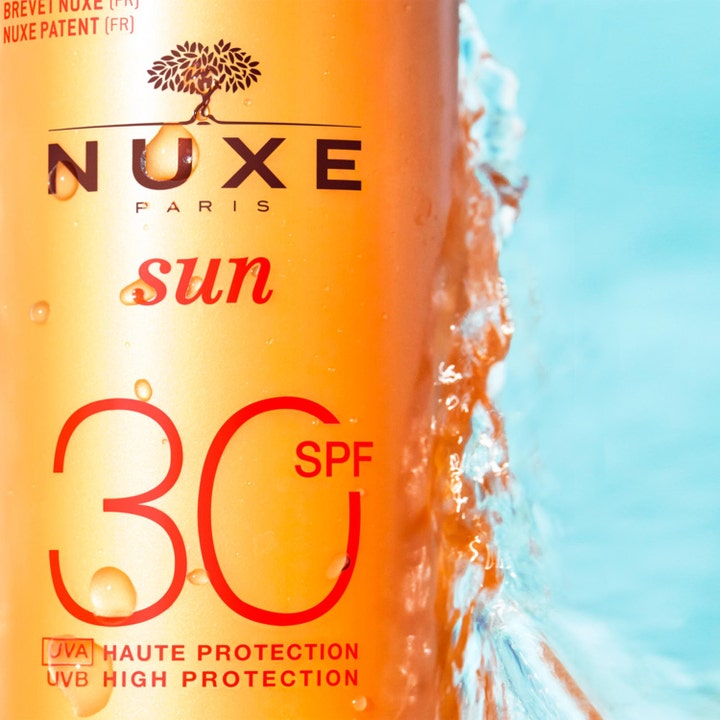 Nuxe Sun Spray SPF30 184 g solspray i oransje flaske som gir beskyttelse mot vann og sollys.