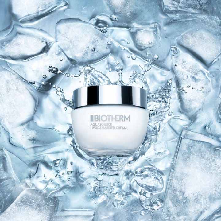 Biotherm Aquasource Hydra Barrier Cream 75 ml fuktighetskrem i glasskrukke på isbiter med vannsprut