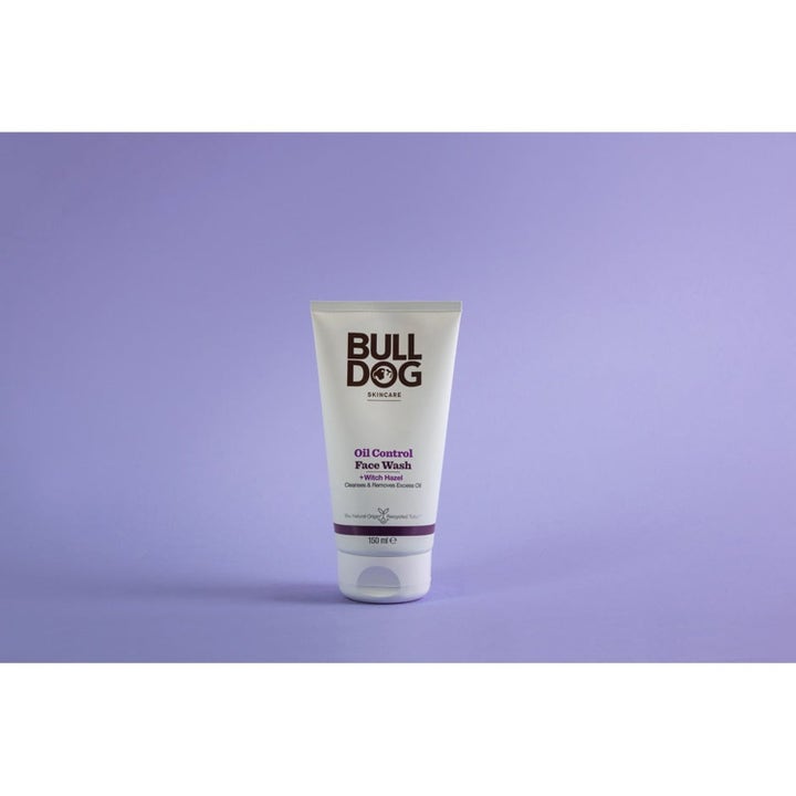 Bulldog Oil Control Face Wash 150 ml ansiktsrens med trollhassel i hvit tube mot lilla bakgrunn
