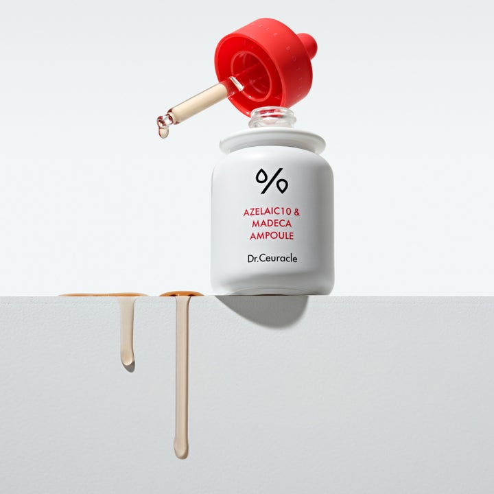 Dr. Ceuracle Azelaic 10 & Madeca Ampoule 30 ml ansiktsserum i hvit flaske med rød pipette og flytende beige tekstur.