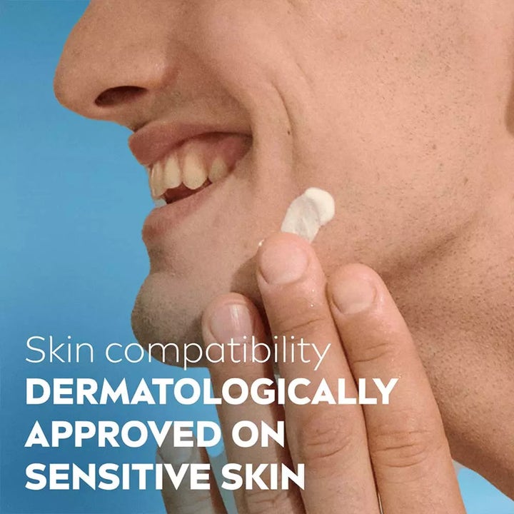 NIVEA Sensitive Daily Protect SPF30 50 ml dagkrem påføres av en mann og er dermatologisk godkjent for sensitiv hud.