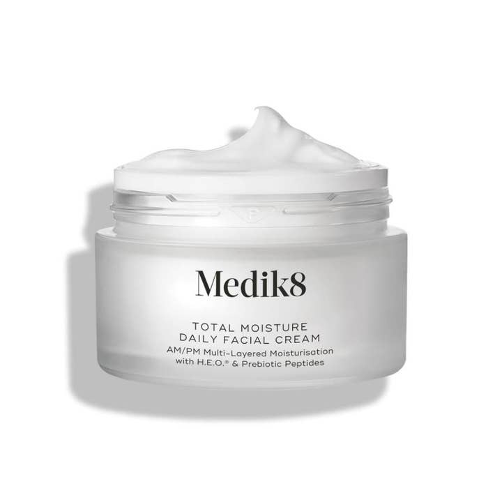 Medik8 Total Moisture Daily Facial Cream 50ml fuktighetsgivende ansiktskrem i frostet krukke med fyldig hvit tekstur
