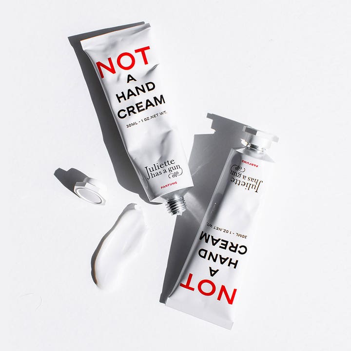 Juliette has a gun Not A Perfume Hand Cream 30 ml fuktighetsgivende håndkrem med hvit tekstur og to tuber