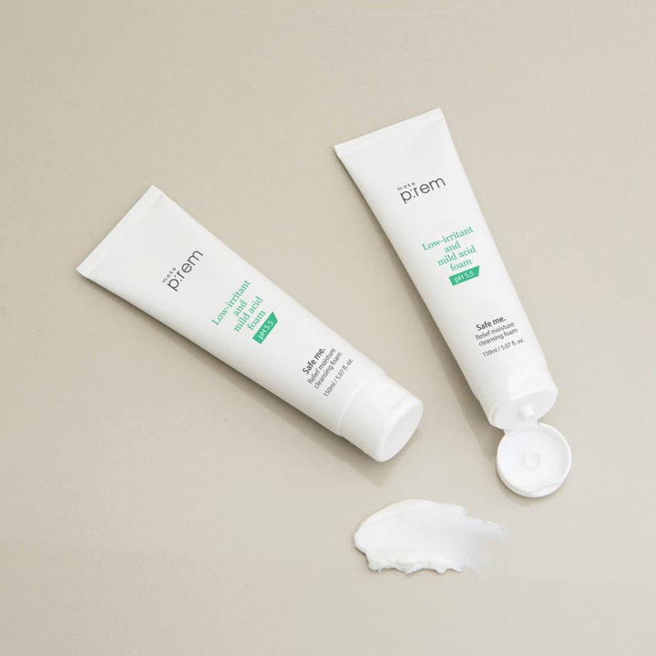 Make Prem Safe Me Relief Moisture Cleansing Foam 150 ml mildt rengjøringsskum i hvit tube med kremet tekstur og pH 5.5.