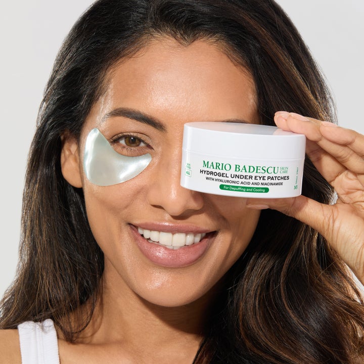 Mario Badescu Hydrogel Under Eye Mask 60 stk kjølende eye patches på smilende kvinne i en hvit krukke