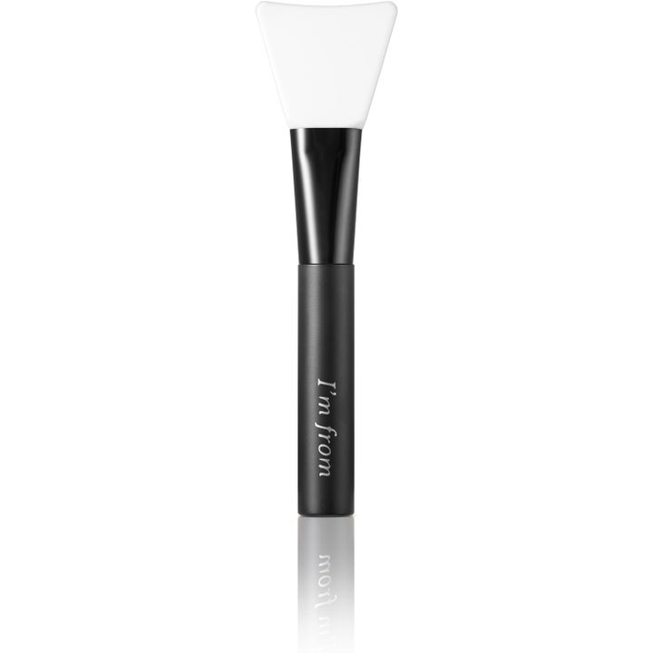 I'm from Silicone Mask Brush 1 stk gir jevn påføring med svart skaft og hvit vifteformet silikonspatel.