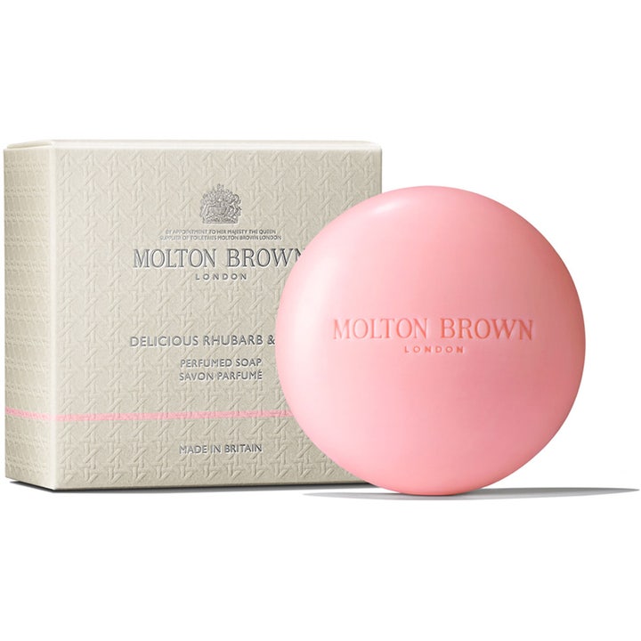 Molton Brown Delicious Rhubarb & Rose Perfumed Soap 150 g fast såpe med rund rosa form og teksturert hvit eske