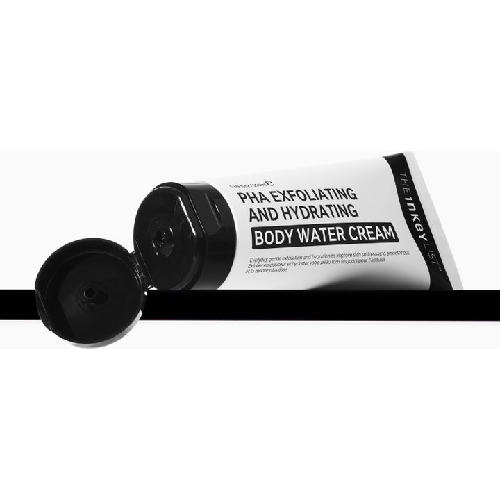 The INKEY List PHA Body Water Cream 150 ml eksfolierende kroppskrem i hvit tube og eske som gir fuktighet og glød
