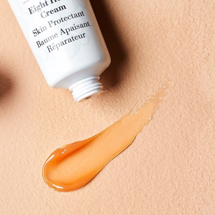 Elizabeth Arden Eight Hour Cream 50 ml beskyttende ansiktskrem med fyldig oransje tekstur som kommer ut av hvit tube