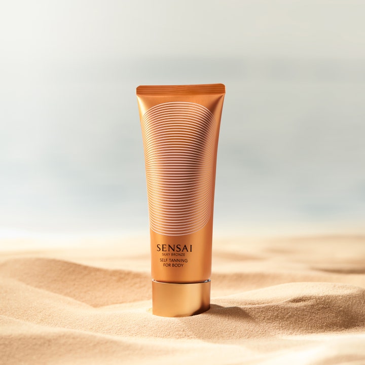 Sensai Silky Bronze Self Tanning For Body 150 ml selvbruning i bronsefarget tube stående i lys sand for naturlig glød