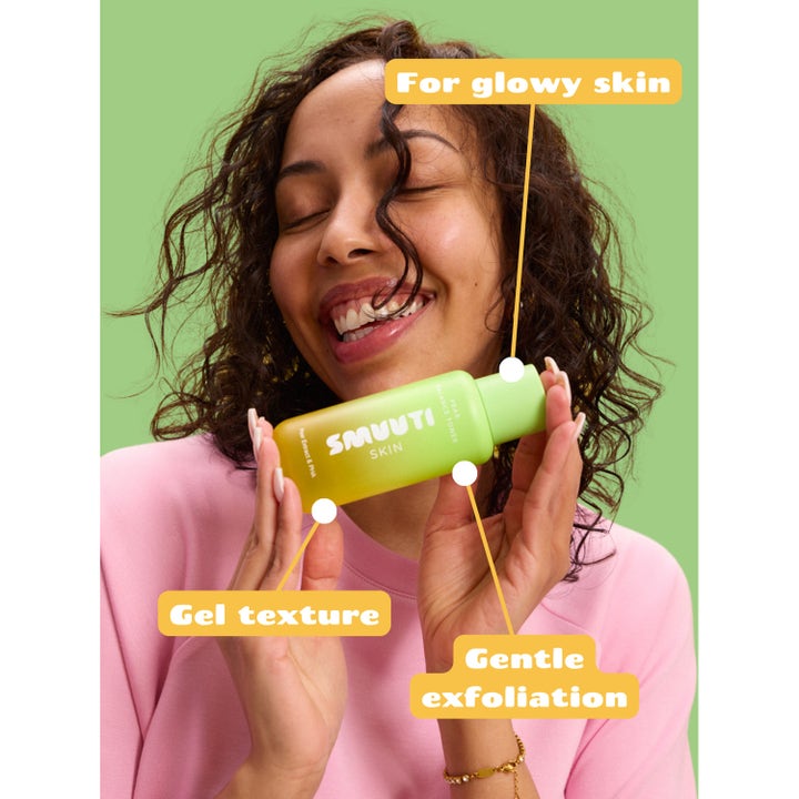 Smuuti Skin Pear Balance Toner 130 ml ansiktsvann for glødende hud holdes av en smilende kvinne.