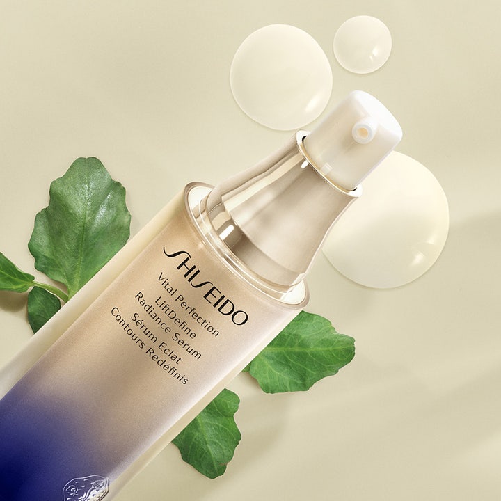 Shiseido Vital Perfection LiftDefine Radiance Serum 40 ml oppstrammende serum i gullflaske med teksturdråper