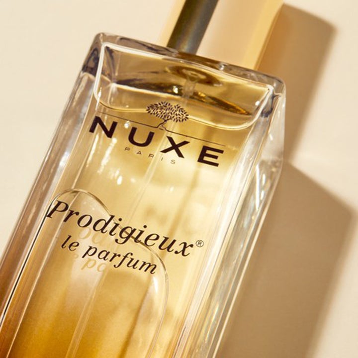 Nuxe Prodigieux le parfum 50 ml parfyme med gyllen væske i en firkantet glassflaske med detaljer i gull