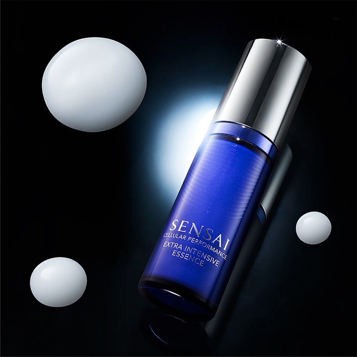 Sensai Cellular Performance Extra Intensive Essence 40 ml ansiktsserum i blå glassflaske med sølvlokk