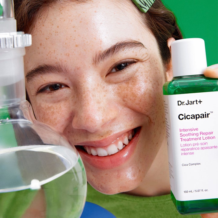 Dr.Jart+ Cicapair Intensive Soothing Repair Treatment Lotion 150 ml beroligende ansiktsvann holdt av smilende person