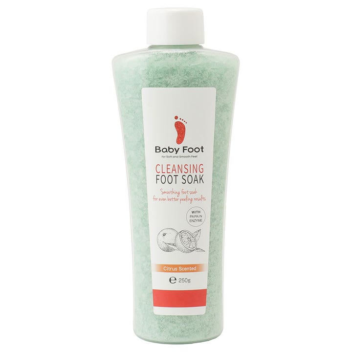 Baby Foot Cleansing Foot Soak 250g rensende fotbad som mykgjør huden i gjennomsiktig flaske fylt med lysegrønne korn