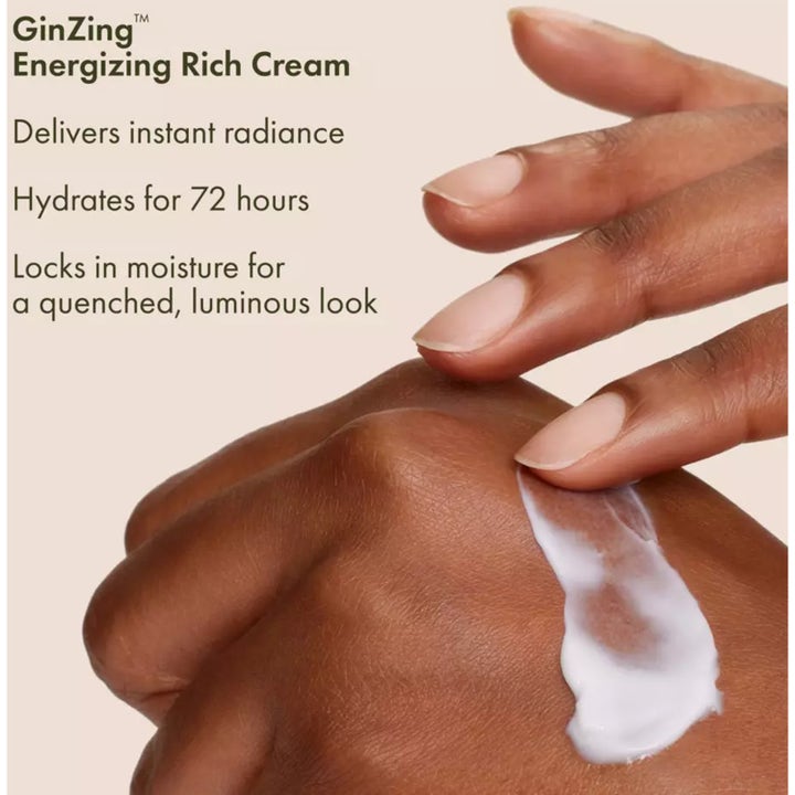 Origins GinZing Energizing Rich Cream påføres hud og gir glød med en fuktgivende hvit tekstur